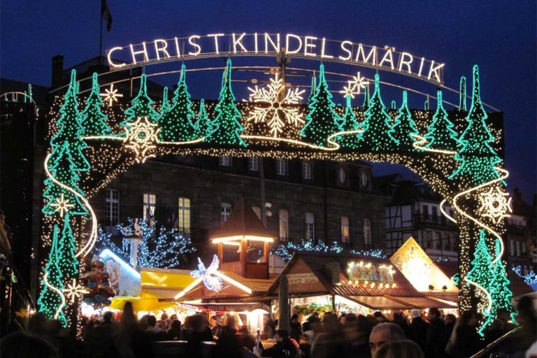 La porte lumineuse du Christkindelsmarik, le marché de Noel de Strasbourg