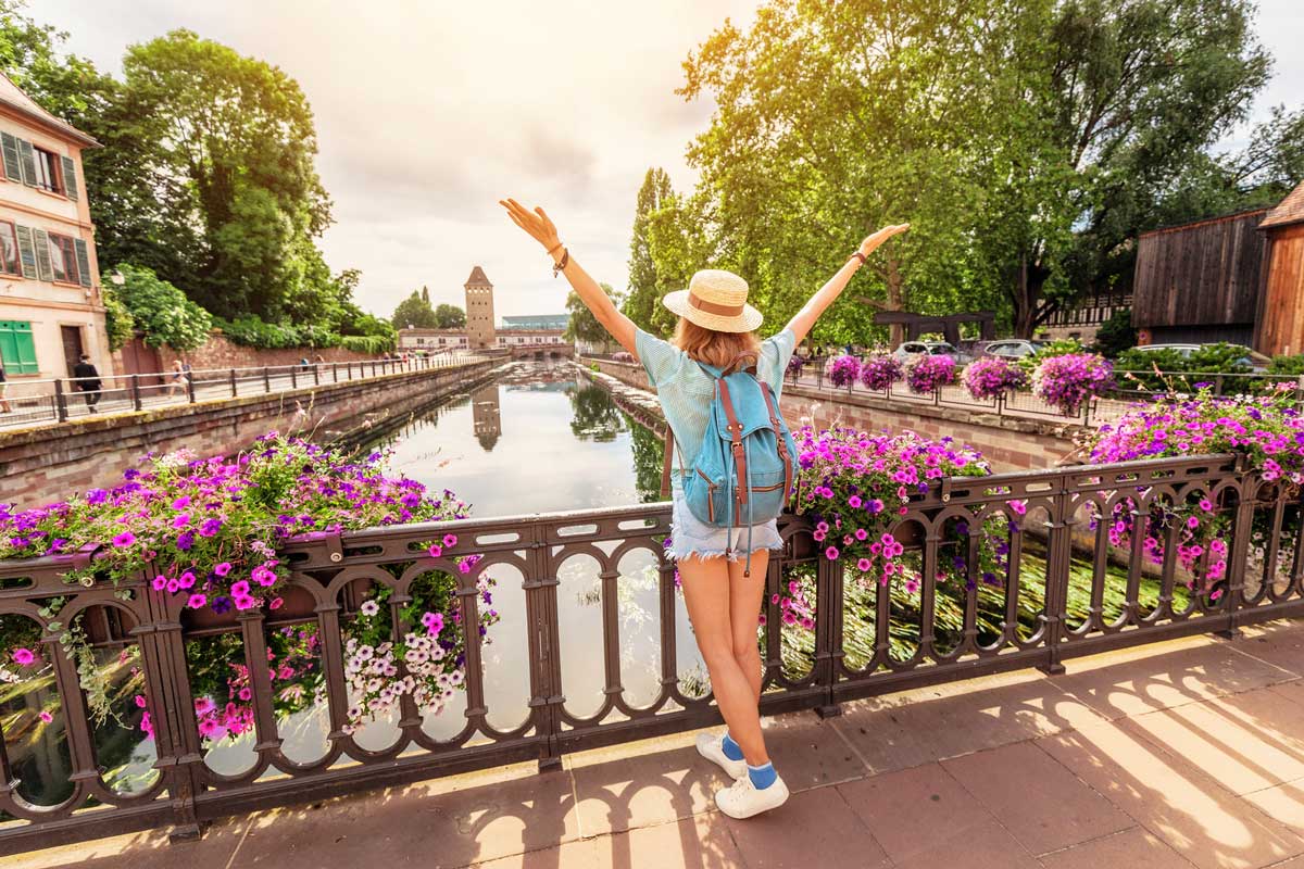 Une jeune fille sur un pont à Strasbourg